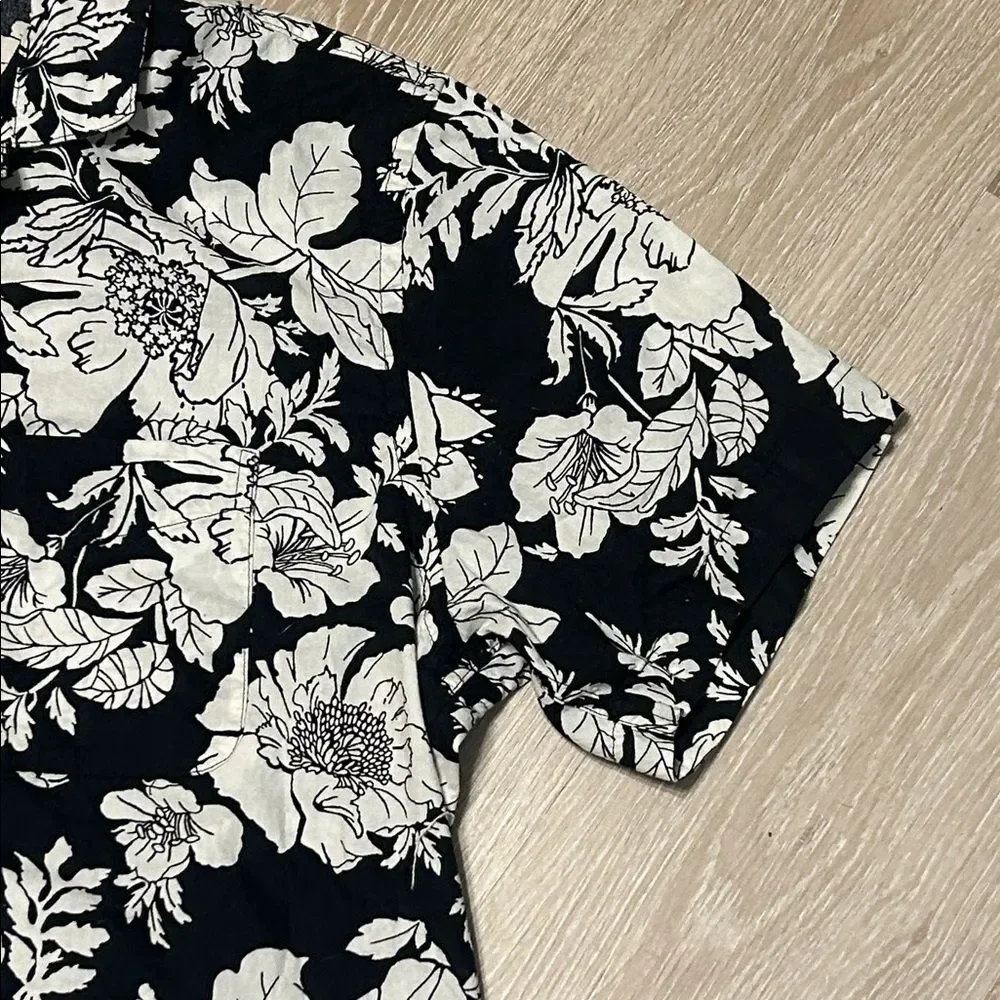 Old Navy Black and White Floral Button Down Men’s Shirt